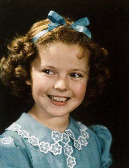 Shirley Temple en una imagen de archivo. Sus maneras de adulta, su sonrisa ideal y también esa forma de fruncir el ceño conquistaron a legiones de admiradores -recibía una media de 16.000 cartas al mes- y salvaron al estudio de la bancarrota, llegando a hacer una caja de 1.250 dólares a la semana.