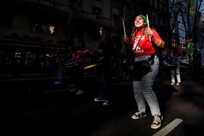 Un contingente de mujeres con tambores durante la marcha por el acceso al aborto seguro, legal y gratuito, este jueves.