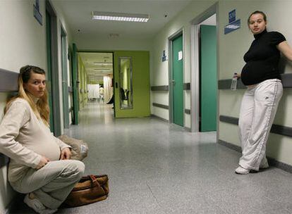 Dos pacientes embarazadas esperan su turno en la consulta de ginecología del hospital del Sureste en Arganda del Rey.