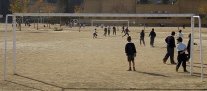 Ni&ntilde;os jugando al f&uacute;tbol en el patio del colegio concertado de educaci&oacute;n segregada Altair de Sevilla, donde solo estudian varones.