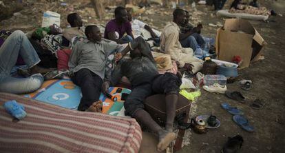 Inmigrantes subsaharianos, a las afueras de T&aacute;nger.