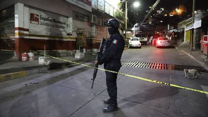 Un policía mexicano, tras un asesinato en Acapulco. 