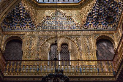 Arabescos en el patio interior del casino de Murcia, edificio del siglo XI construido en estilo neonazarita.
