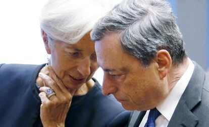 Christine Lagarde, próxima presidenta del BCE, charla con su antecesor en el cargo, Mario Draghi.