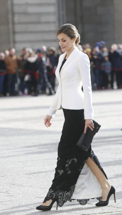 La Reina Letizia saluda a su llegada al Palacio Real de Madrid.