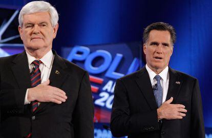 Gingrich y Romney escuchan el himno nacional de EE UU antes del arranque del debate republicano en Jacksonville.