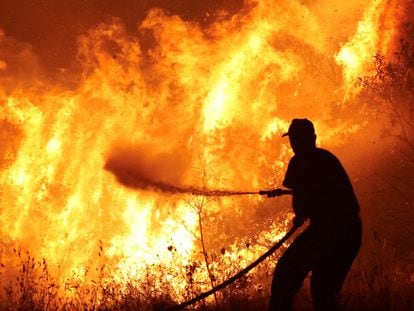 Lucha contra el fuego en Volos, Grecia, durante la ola de incendios de julio de 2023.