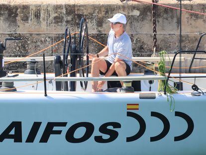 El rey Felipe VI a bordo del buque 'Aifos', este sábado en Palma (Mallorca).