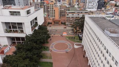 The floor mural is in the square of the Jorge Tadeo Lozano University, in the center of Bogotá.