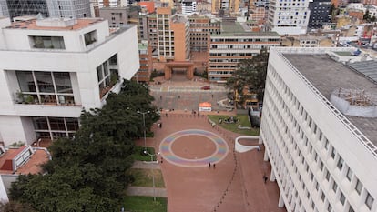 El mural de piso está en la plazoleta de la Universidad Jorge Tadeo Lozano, en el centro de Bogotá.