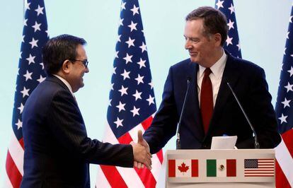 El secretario de Econom&iacute;a mexicano saluda este lunes a su hom&oacute;logo estadounidense en la negociaci&oacute;n, Robert Lighthizer.