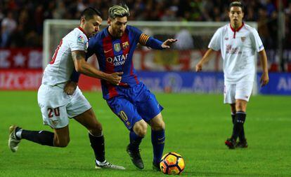 Messi y Vitolo luchan en una acción del partido.