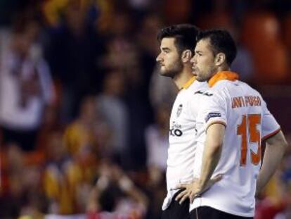 Los jugadores del Valencia, tras el partido. 