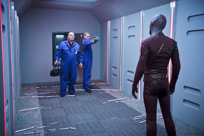 The Flash -- "Family of Rogues" -- Image FLA203b_0366b.jpg -- Pictured (L-R): Mark Hamill as James Jesse, Wentworth Miller as Leonard Snart and Grant Gustin as The Flash -- Photo: Diyah Pera/The CW -- é 2015 The CW Network, LLC. All rights reserved.
