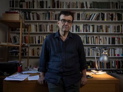 El escritor Javier Cercas, el lunes en su casa de Verges, Girona.