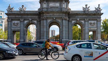 Tráfico en la Puerta de Alcalá, en Madrid. 