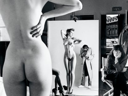 'Autorretrato con esposa y modelos', una de las fotos de Helmut Newton en la exposición de Barcelona.