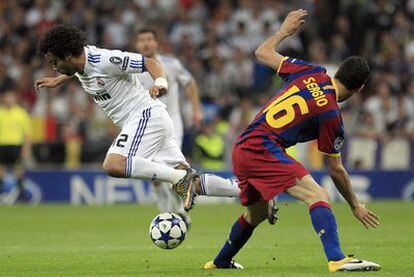 Marcelo y Busquets, en el duelo de ida del Madrid y el Barça en la <i>Champions.</i>