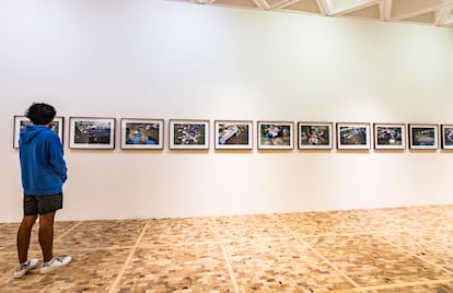 Un visitante en la exposición "Materia Estética Disponible".