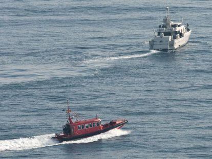 La Guardia Civil rastrea la zona donde se encuentran los restos de la nave.