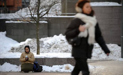 Una mujer pide dinero en una calle de Helsinki en enero de 2010.