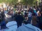 Estudiantes inician una acampada indefinida en plaza Universitat de Barcelona contra la