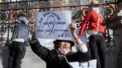 Una mujer muestra un cartel durante la protesta del campo delante del Ministerio de Agricultura, este miércoles.