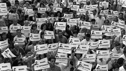Miles de vecinos del concejal del PP, Miguel Ángel Blanco, se manifiestan en la plaza de Ermua (Vizcaya).