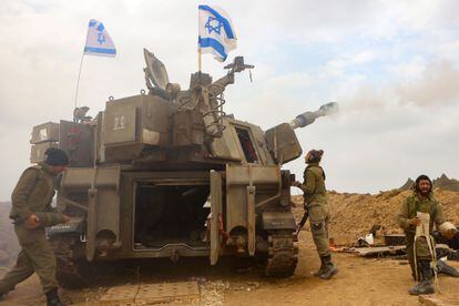 Las tropas israelíes disparan fuego de artillería este martes en Gaza.