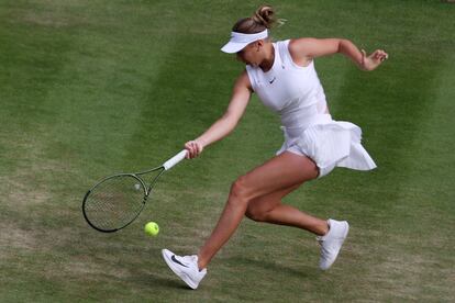 La estadounidense Amanda Anisimova se ha impuesto a la francesa Harmony Tan, una de las sorpresas del cuadro femenino de este Wimbledon 2022, y se ha clasificado para los cuartos de final, donde se enfrentará a la rumana Simona Halep.
Amanda Anisimova devuelve la pelota a la francesa Harmony Tan en el octavo día del Campeonato de Wimbledon, el lunes 4 de julio.
