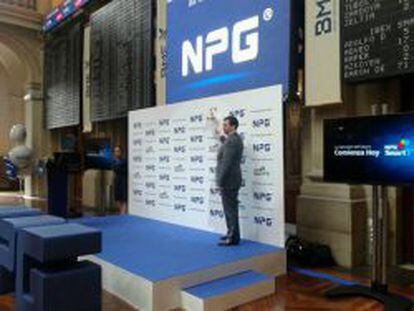 Enrique Cos&iacute;o, presidente de NPG, toca la campana en el debut de su compa&ntilde;&iacute;a en Bolsa