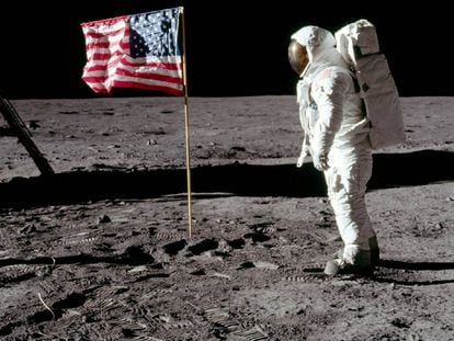 'Buzz' Aldrin, junto a la bandera estadounidense.