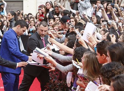 Mario Casas, aclamado por las jovenes que van a ver el pase de famosos por la alfombra roja en el Festival de Cine de Málaga.