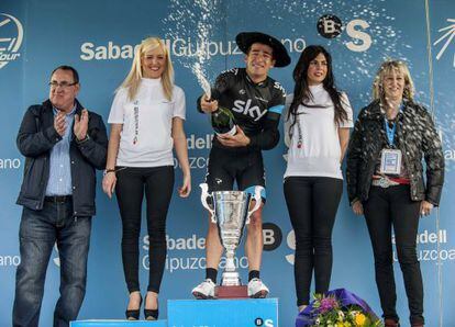El ciclista colombiano Sergio Henao, en el podio tras imponerse vencedor en la tercera etapa de la Vuelta al Pa&iacute;s Vasco.