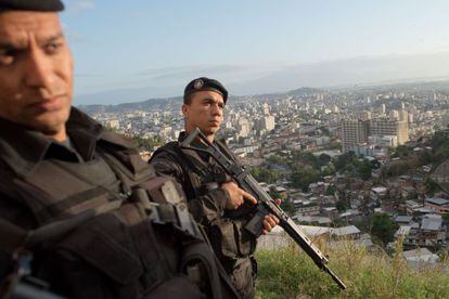 Polic&iacute;a brasile&ntilde;a en operaci&oacute;n en R&iacute;o de Janeiro, octubre de 2013