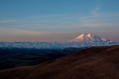 Aunque pasa desapercibido, los 5.642 metros del monte Elbrus, en Rusia, lo convierten en el techo de Europa: sobresale unos 1.000 metros por encima de altura media del Cáucaso (en la foto). A caballo entre el viejo continente y Asia, sus laderas superiores están cubiertas de glaciares y la capa de hielo, según se cree, alcanza los 200 metros de grosor. A pesar del frío, llegar hasta la cima es sencillo.