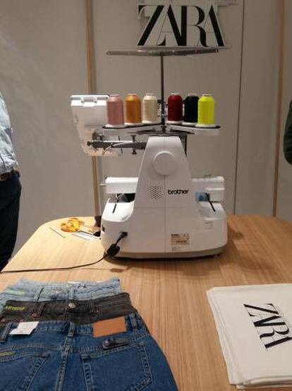 La máquina de coser con la que se harán los bordados en la ropa de Zara