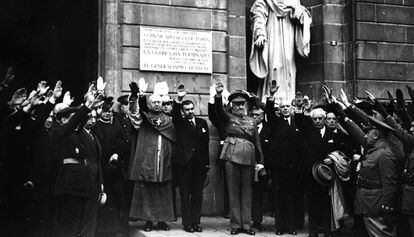 Acte de col·locació de la placa amb l'últim part de guerra a l'Ajuntament de Barcelona, l'1 de maig del 1939.
