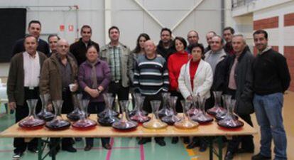 Juan Asensio (primero por la izquierda), en un concurso de vinos de 2011, con otros vecinos y su esposa (tercera).