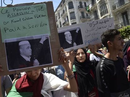 Estudiantes argelinos sujetan carteles del activista muerto en prisión, durante una protesta este martes en Argel.