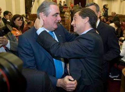Xabier Agirre (PNV, a la derecha), elegido diputado general de Álava, saluda al anterior, Ramón Rabanera (PP).