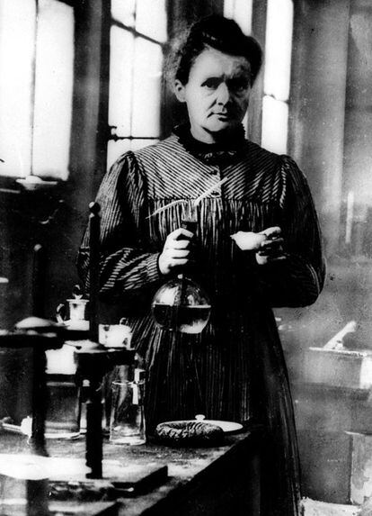 Curie fue la primera mujer en ganar un premio Nobel y la única que ha sido galardonada dos veces en categorías distintas: Física, en 1903, y Química, en 1911. De origen polaco, Maria Salomea Sklodowska-Curie, estudió clandestinamente en Varsovia donde comenzó su formación científica y culminó sus estudios en París, donde desarrolló su notoria carrera como investigadora. Se casó con el físico francés, Pierre Curie, y juntos dedicaron su vida a la investigación. Descubrió dos elementos, el polonio y el radio, esencial para el desarrollo de la radioterapia moderna. Desarrolló la teoría de la radiactividad y técnicas para el aislamiento de isótopos radiactivos. La Real Academia de las Ciencias de Suecia le concedió el premio Nobel de Física junto a su marido, Pierre Curie, y al físico Henri Becqerel por sus investigaciones conjuntas sobre los fenómenos de la radiación. Pierre Curie se enteró de la intención del Comité de premiar sólo a los varones, así que comunicó que rechazaría el premio si no se reconocía el trabajo de su esposa. Finalmente la incluyeron en la nominación. Fue la primera mujer en ocupar un puesto de profesora en la Universidad de París y fundó el Instituto Curie en la capital francesa y Varsovia donde se mantienen como centros de investigación médica. La constante exposición a la radiactividad durante sus investigaciones le provocó una enfermedad que le causó la muerte a los 66 años.