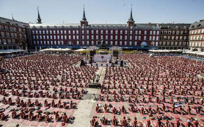 Cientos de personas asisten a la clase de yoga impartida el pasado 30 de mayo en la plaza Mayor. 