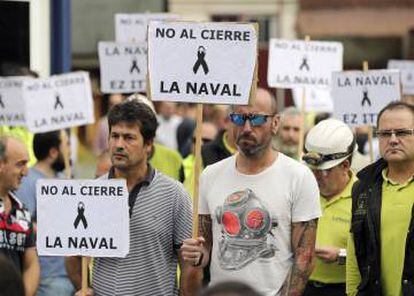 Trabajadores de La Naval escuchan la lectura de un comunicado que exige a los Gobiernos de Madrid y Vitoria y a la SEPI la creaci&oacute;n de una mesa de negociaci&oacute;n.