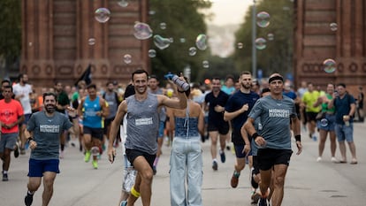 Midnight Runners, comunidad de corredores que se encuentran periódicamente para correr por las calles de Barcelona.
En la imagen, los participantes inician su marcha por el paseo Lluis Companys.