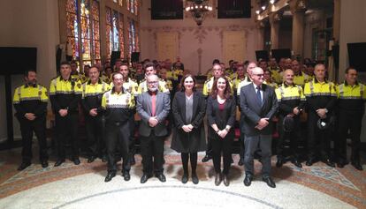 Colau durant la presentació dels nous agents de barri.