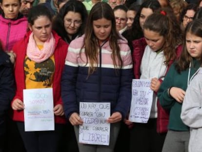 La policía detiene a un vecino de 50 años que vivía enfrente de la profesora. Bernardo Montoya, quien cumplió condena por asesinato, había salido de prisión en octubre