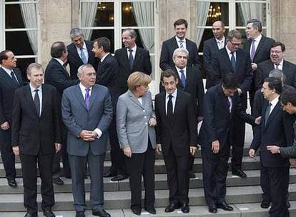 Primeros ministros y presidentes de los países que comparten el euro y del Reino Unido, reunidos ayer en París.