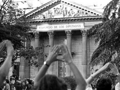 Manifestación feminista en 1983 ante el Congreso, donde se debatía el proyecto de ley de despenalización del aborto.