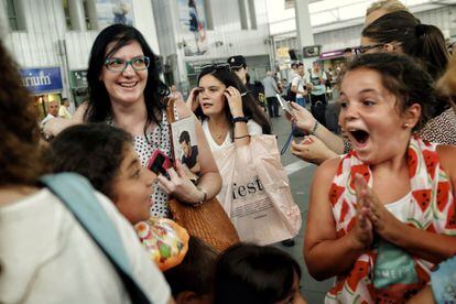 Algunas chicas muestran su emoción al ver a su ídolo.